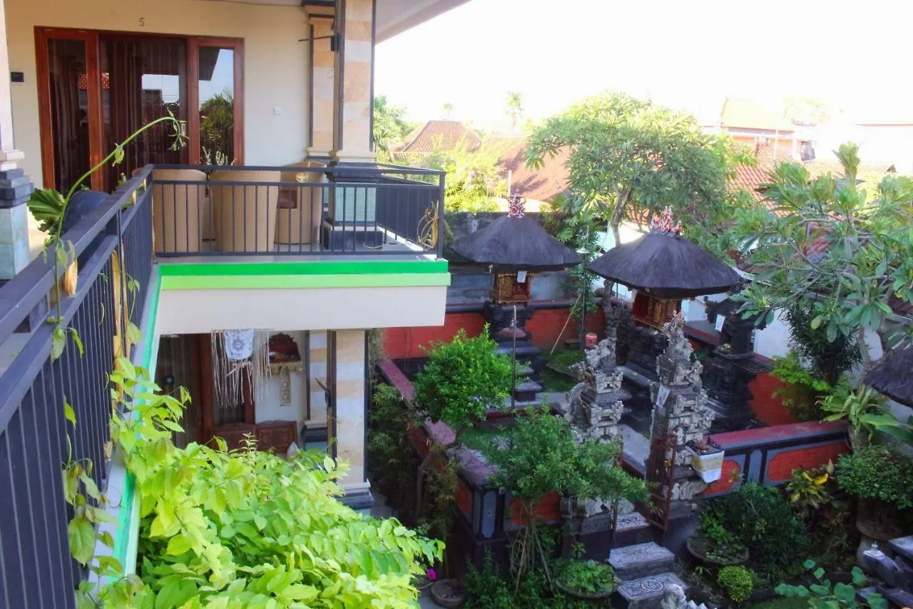 Cr Tris Rooms Seminyak 2*,
