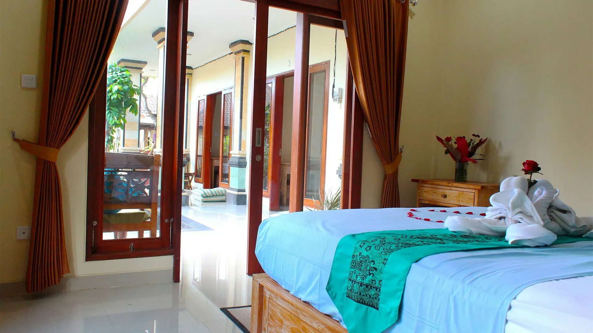 Cr Tris Rooms Seminyak 2*,