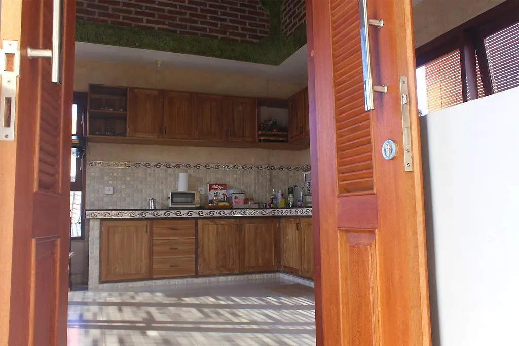 Cr Tris Rooms Seminyak Konukevi