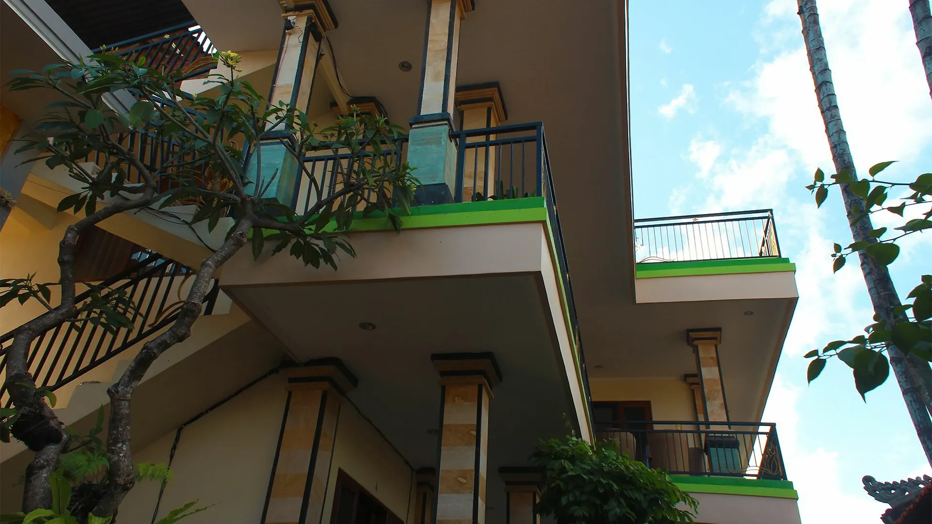Cr Tris Rooms Seminyak Gæstehus