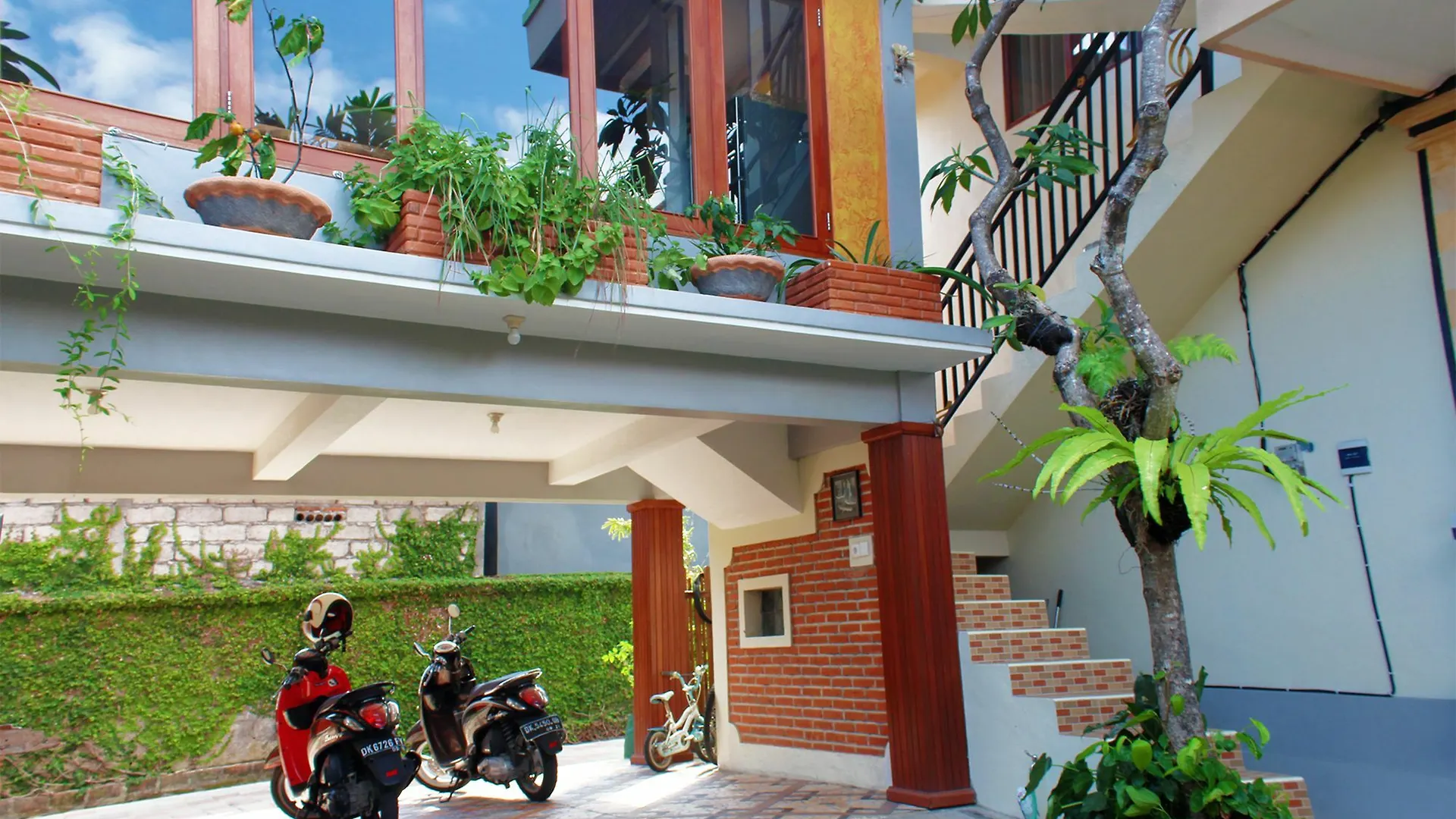 Cr Tris Rooms Seminyak 2*,  Endonezya